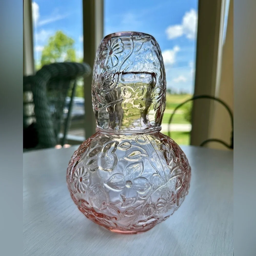 VINTAGE, 1930’S ANTIQUE, PRESSED GLASS WATER CARAFE WITH CUP LID.